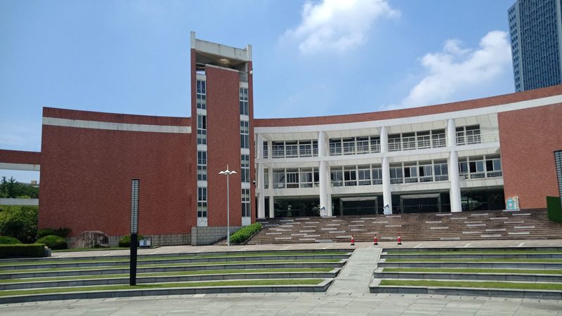 元器件型号通常由字母、数字和符号组成，其构成要素包括：
